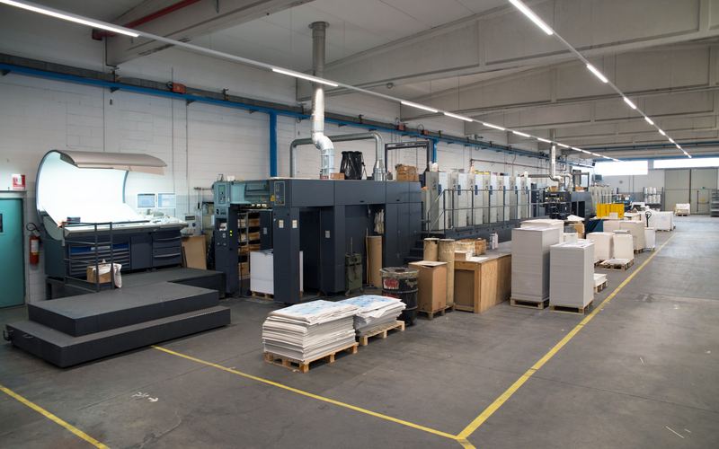 Máy in offset chạy sản lượng lớn tại nhà máy NetPrint