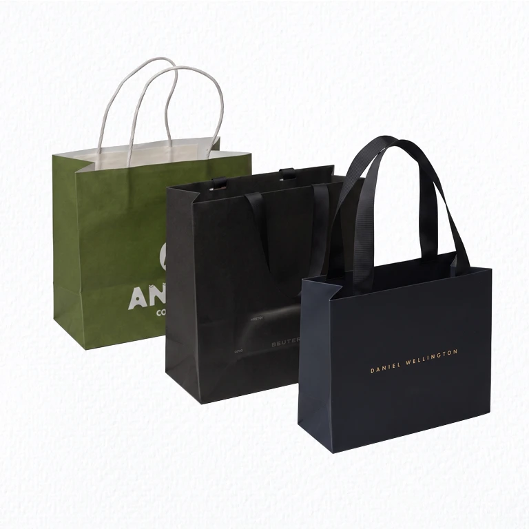 Túi giấy in logo tại NetPrint — quai xách, nền xám sạch